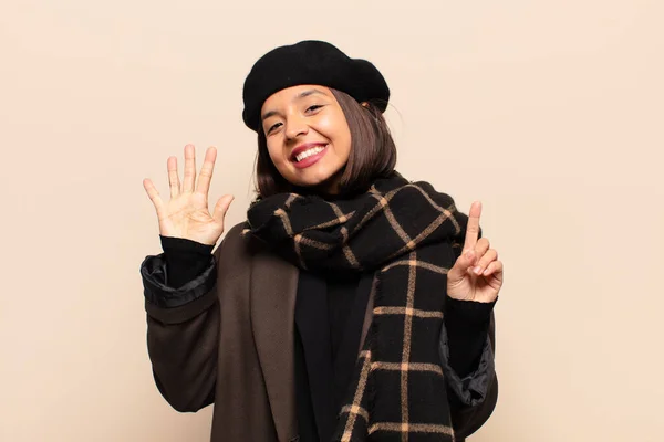 Spanyol Kadın Gülümsüyor Arkadaş Canlısı Görünüyor Numarayı Gösteriyor Elleri Önde — Stok fotoğraf