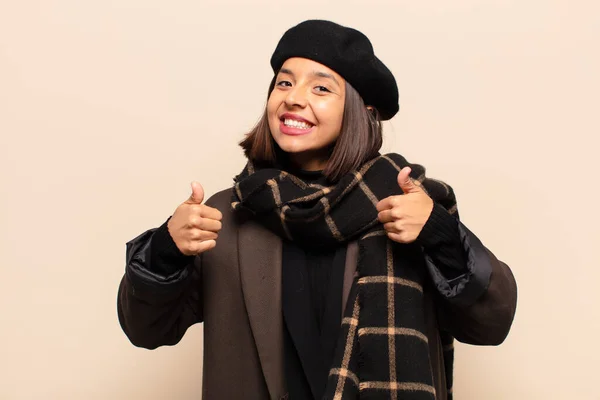 Mulher Hispânica Sorrindo Amplamente Olhando Feliz Positivo Confiante Bem Sucedido — Fotografia de Stock