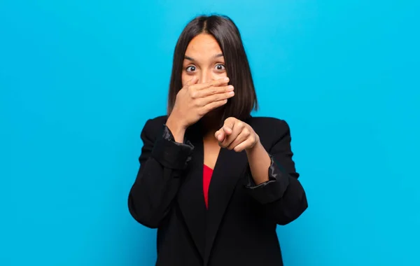 Donna Ispanica Ridendo Indicando Macchina Fotografica Prendendoti Giro Prendendo Giro — Foto Stock