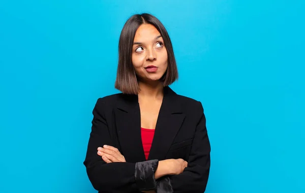 Donna Ispanica Con Espressione Preoccupata Confusa Priva Indizi Guardando Alto — Foto Stock