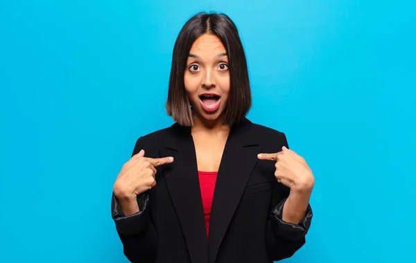 Donna Ispanica Sentirsi Felice Sorpreso Orgoglioso Indicando Con Eccitato Sguardo — Foto Stock