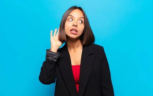 Mulher Hispânica Sorrindo Olhando Curiosamente Para Lado Tentando Ouvir Fofocas — Fotografia de Stock