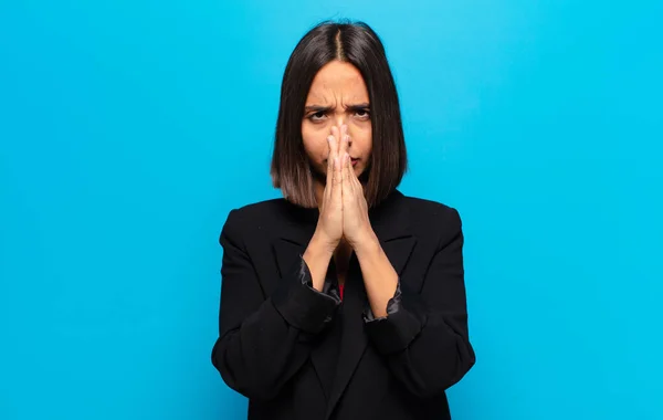 Mulher Hispânica Sentindo Preocupada Esperançosa Religiosa Orando Fielmente Com Palmas — Fotografia de Stock