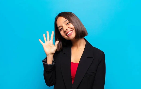 Donna Ispanica Sorridente Dall Aspetto Amichevole Mostrando Numero Cinque Quinto — Foto Stock