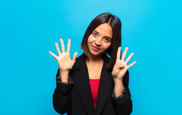 Hispanic Kvinna Ler Och Ser Vänlig Visar Nummer Nio Eller — Stockfoto