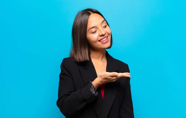 Donna Ispanica Sorridente Allegramente Sentendosi Felice Mostrando Concetto Spazio Copia — Foto Stock