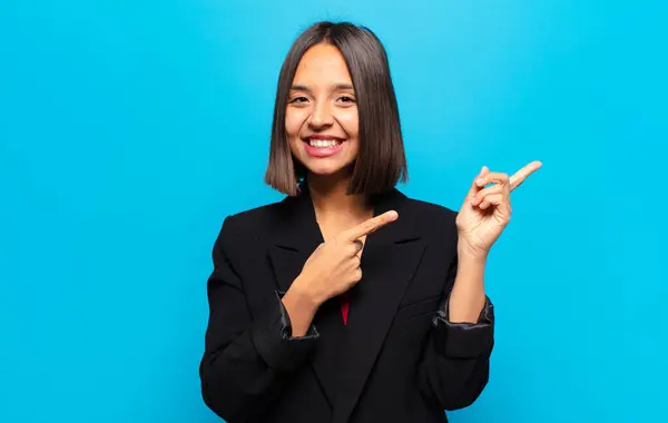 Donna Ispanica Sorridente Felicemente Che Punta Lato Verso Alto Con — Foto Stock