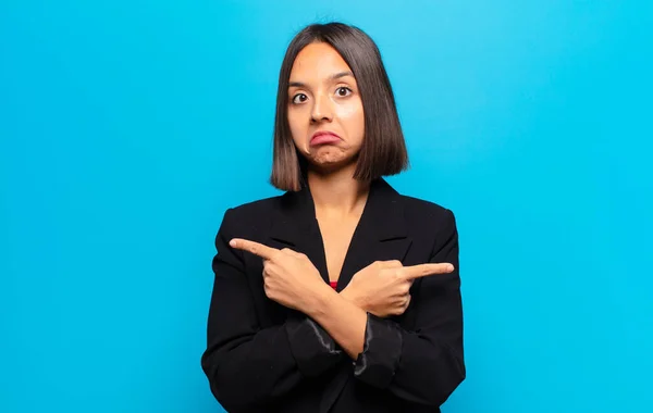 Mujer Hispana Mirando Perpleja Confundida Insegura Apuntando Direcciones Opuestas Con —  Fotos de Stock