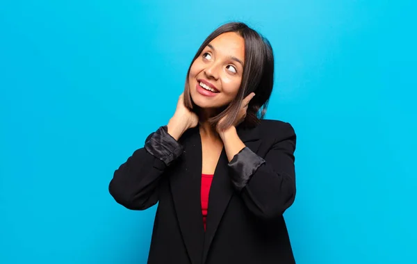 Donna Ispanica Sorridente Sentirsi Rilassato Soddisfatto Spensierato Ridendo Positivamente Agghiacciante — Foto Stock