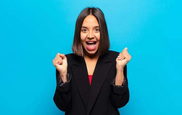 Mulher Hispânica Sentindo Feliz Surpreso Orgulhoso Gritando Celebrando Sucesso Com — Fotografia de Stock