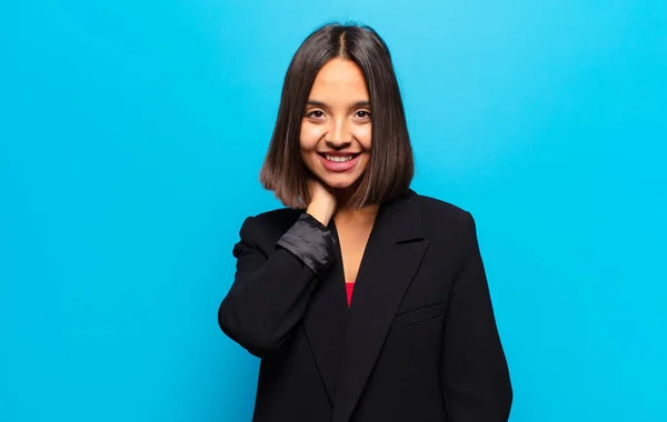 Mulher Hispânica Rindo Alegremente Confiantemente Com Sorriso Casual Feliz Amigável — Fotografia de Stock