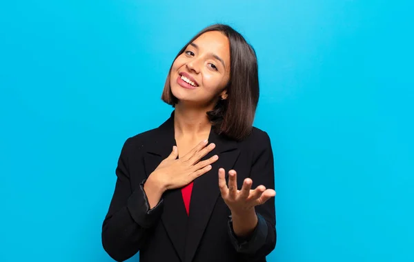 Donna Ispanica Sentendosi Felice Innamorata Sorridendo Con Una Mano Accanto — Foto Stock