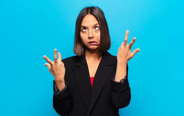 Hispanic Woman Shrugging Dumb Crazy Confused Puzzled Expression Feeling Annoyed — Stok fotoğraf