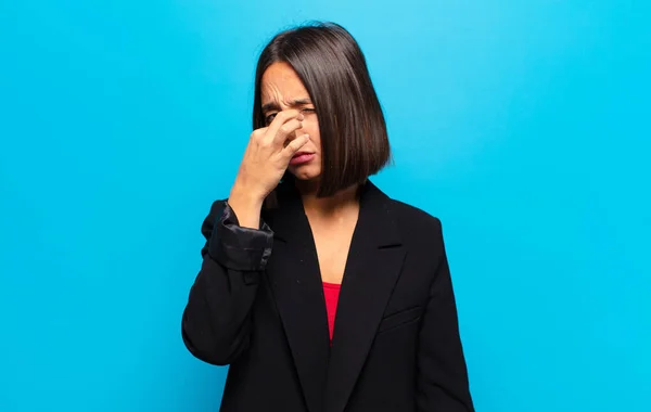 Spanyol Kadın Iğreniyor Kötü Nahoş Bir Koku Duymamak Için Burnunu — Stok fotoğraf