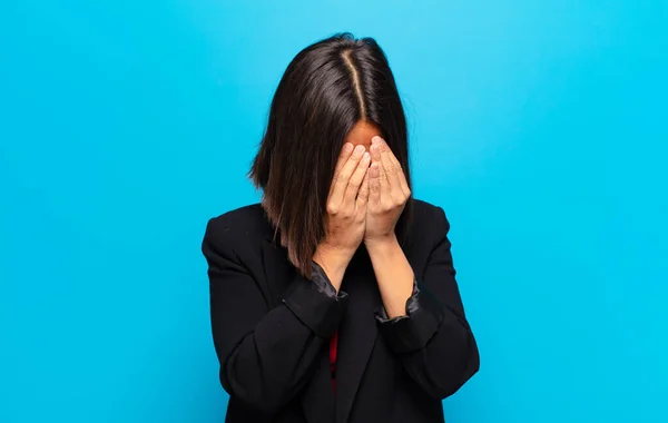 Spaanse Vrouw Bedekt Ogen Met Handen Met Een Droevige Gefrustreerde — Stockfoto