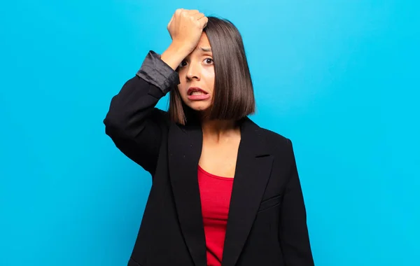 Hispanic Woman Raising Palm Forehead Thinking Oops Making Stupid Mistake — Stok fotoğraf