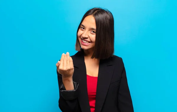 Donna Ispanica Sentirsi Felice Successo Fiducioso Fronte Una Sfida Dicendo — Foto Stock