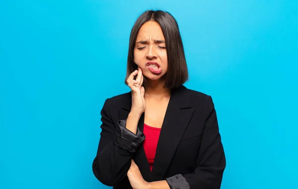 Mulher Hispânica Segurando Bochecha Sofrendo Dor Dente Dolorosa Sentindo Doente — Fotografia de Stock