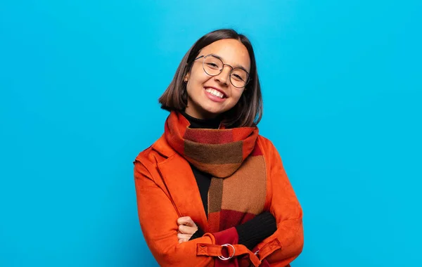 Mujer Hispana Sonriendo Cámara Con Los Brazos Cruzados Una Expresión — Foto de Stock