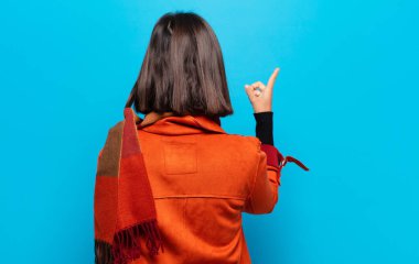 İspanyol kadın dikiz aynası ve fotokopi alanı üzerinde duran ve objeye işaret eden