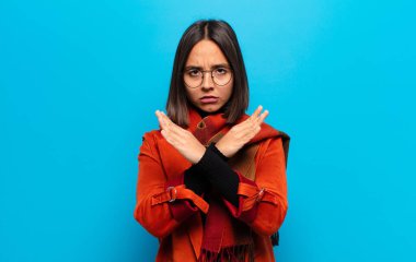 İspanyol kadın senin tavırlarından rahatsız ve bıkkın görünüyor, yeter artık! Eller önde çapraz, durmanı söylüyor.