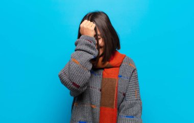 İspanyol kadın gülüyor ve alnına şaplak atıyor. Unuttum ya da aptalca bir hataydı. 