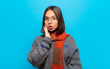 İspanyol kadın şoke olmuş ve ağzı açık bir şekilde yüz yüze inanamamaktan hayrete düşmüş.