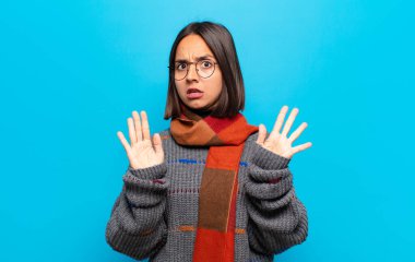 İspanyol kadın sersemlemiş ve korkmuş hissediyor. Korkutucu bir şeyden korkuyor. Elleri açık ve uzak dur diyor.