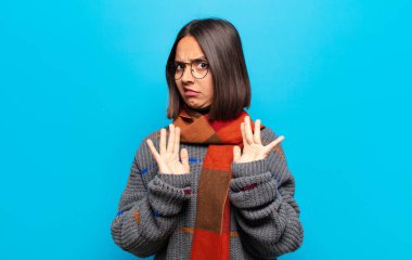 İspanyol kadın tiksinti ve mide bulantısı hissediyor. İğrenç, kokuşmuş ya da kötü kokan bir şeyden kaçıyor.