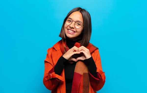 Mujer Hispana Sonriendo Sintiéndose Feliz Linda Romántica Enamorada Haciendo Forma —  Fotos de Stock