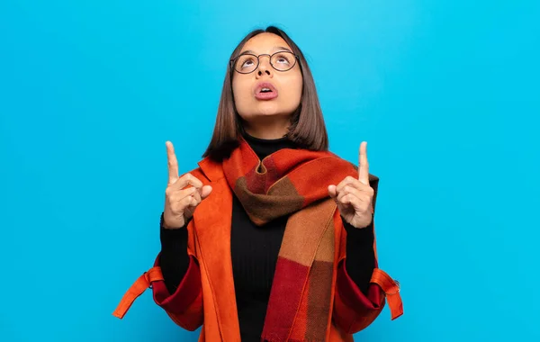 Donna Ispanica Guardando Scioccato Stupito Aperto Bocca Che Punta Verso — Foto Stock