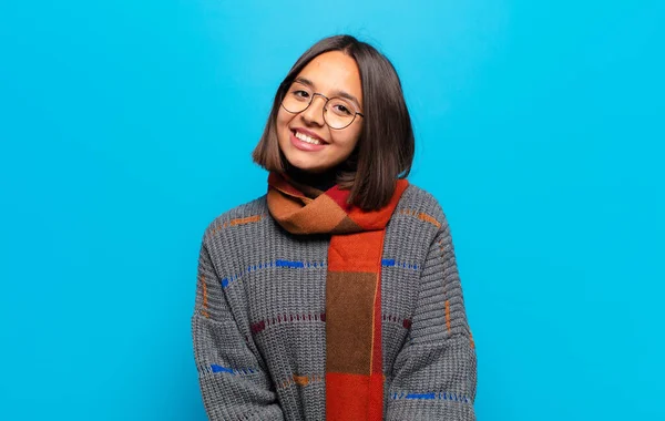 Mujer Hispana Con Una Sonrisa Grande Amigable Despreocupada Con Aspecto —  Fotos de Stock