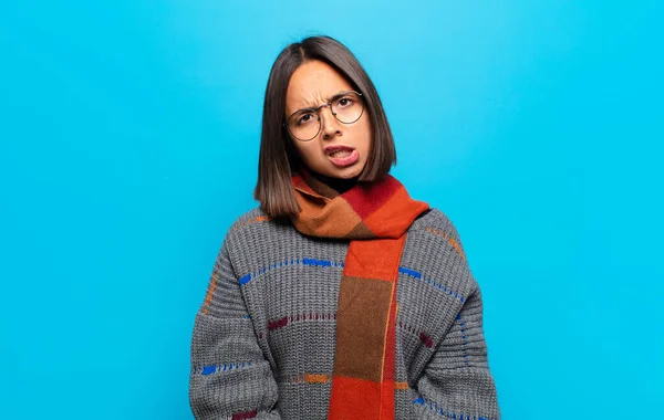 Hispanic Woman Feeling Puzzled Confused Dumb Stunned Expression Looking Something — Stockfoto