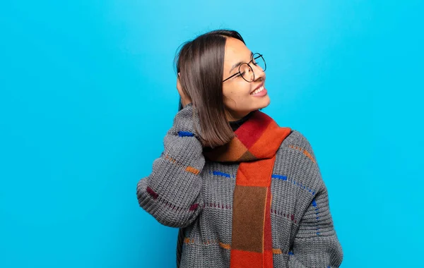 Mujer Hispana Sonriendo Alegre Casualmente Tomando Mano Cabeza Con Una — Foto de Stock