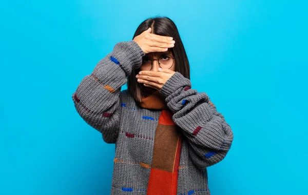 Mujer Hispana Cubriendo Cara Con Ambas Manos Diciendo Cámara Rechazar — Foto de Stock