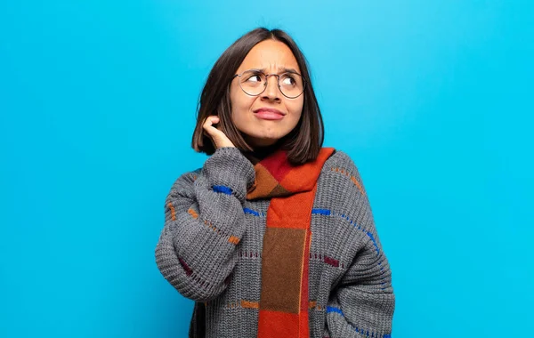 Latinamerikansk Kvinna Känner Sig Stressad Frustrerad Och Trött Gnider Smärtsam — Stockfoto