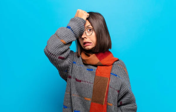 Hispanic Woman Raising Palm Forehead Thinking Oops Making Stupid Mistake — Stockfoto