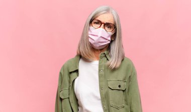 Orta yaşlı bir kadın üzgün ve mızmızlanıyor, mutsuz bir bakışla, negatif ve hayal kırıklığına uğramış bir tavırla ağlıyor.