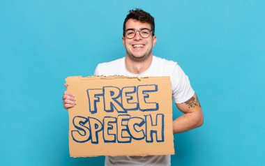 Genç adam komik bir şakaya yüksek sesle gülüyor, mutlu ve neşeli hissediyor, eğleniyor