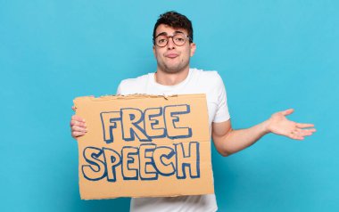 Genç adam şaşkın ve şaşkın hissediyor, şüpheci, farklı seçenekleri tartıyor veya komik bir ifadeyle seçiyor.