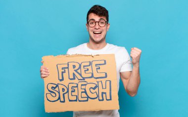 Genç adam şoke olmuş, heyecanlı ve mutlu, gülüyor ve başarıyı kutluyor,!