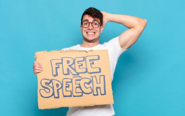 Delikanlı kendini stresli, endişeli, endişeli ya da korkmuş hissediyor. Elleri başının üstünde, hatayla panikliyor.