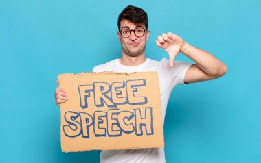 Huysuz, sinirli, sinirli, hayal kırıklığına uğramış ya da hoşnutsuz genç bir adam.