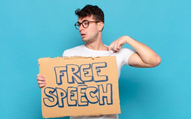 Genç adam stresli, endişeli, yorgun ve hayal kırıklığına uğramış, gömleğini çekmiş, sorunlu görünüyor.