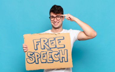 Genç adam şaşkın ve şaşkın hissediyor, deli, deli ya da aklını kaçırmış olduğunu gösteriyor.