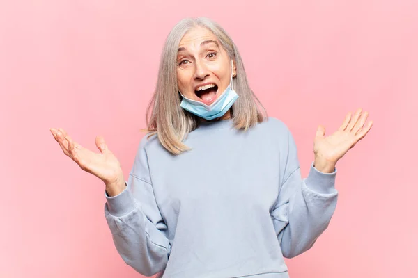 Mujer Mediana Edad Sintiéndose Feliz Emocionada Sorprendida Sorprendida Sonriendo Asombrada — Foto de Stock