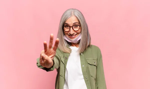 Orta Yaşlı Bir Kadın Gülümsüyor Arkadaş Canlısı Görünüyor Numarayı Gösteriyor — Stok fotoğraf
