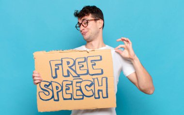 Genç adam kibirli, başarılı, pozitif ve gururlu görünüyor.