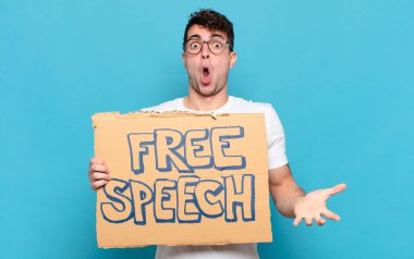 Delikanlı ağzı açık ve şaşırmış, şok olmuş ve hayretler içinde kalmış.