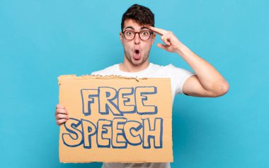 Genç adam şaşırmış, ağzı açık, şok olmuş, yeni bir düşünce, fikir ya da konsept keşfediyor.